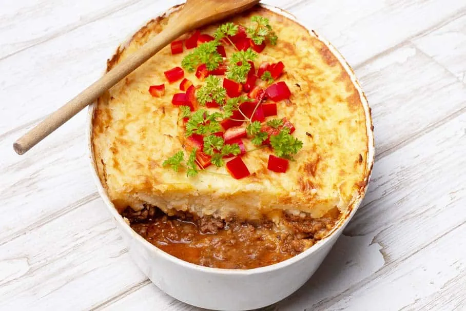 Gratineret kartoffelmos med bolognese