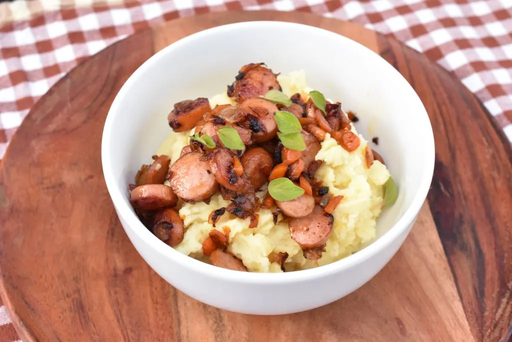 Brændende kærlighed med pølser og kartoffelmos