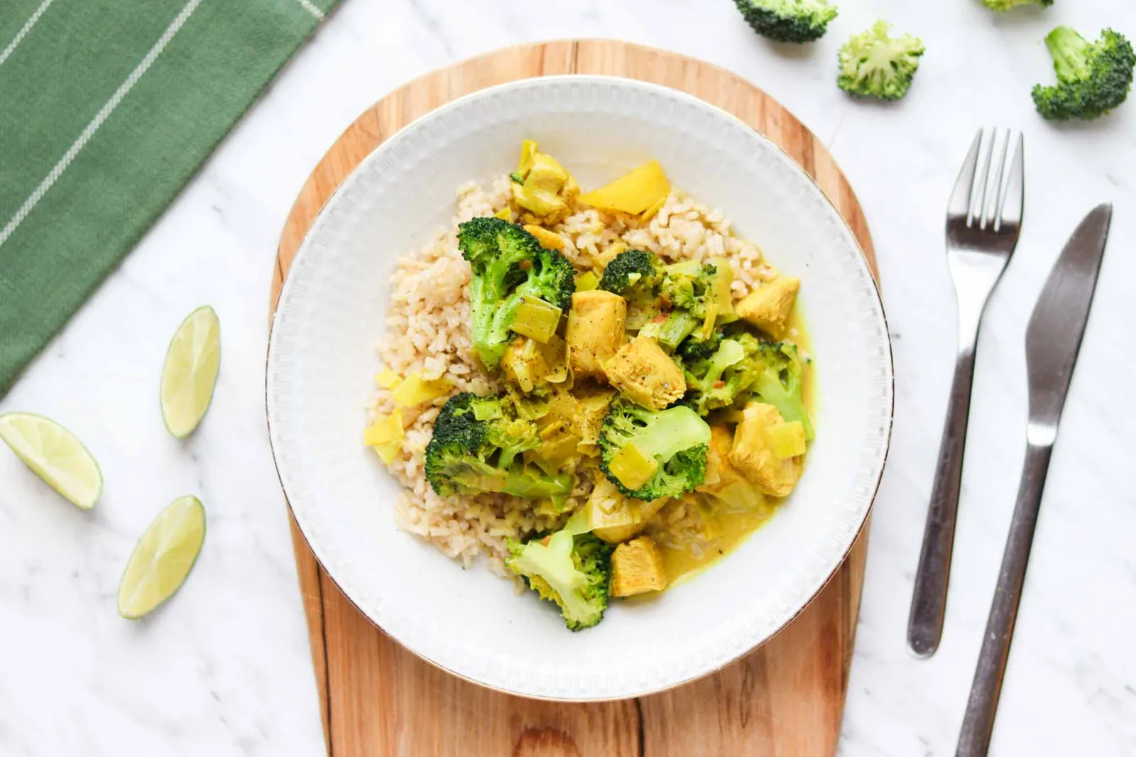 Wok med kylling, kartofler og broccoli i peanutsauce