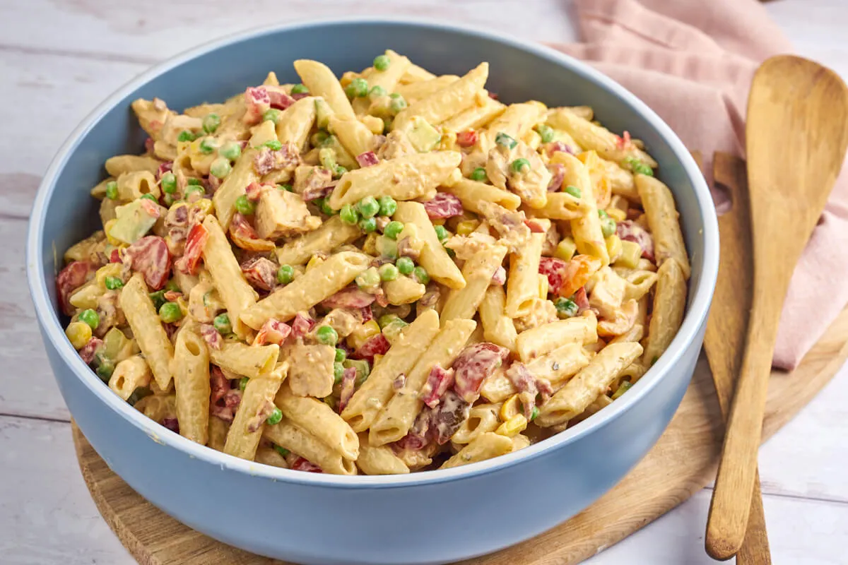 Pastasalat med kylling og bacon