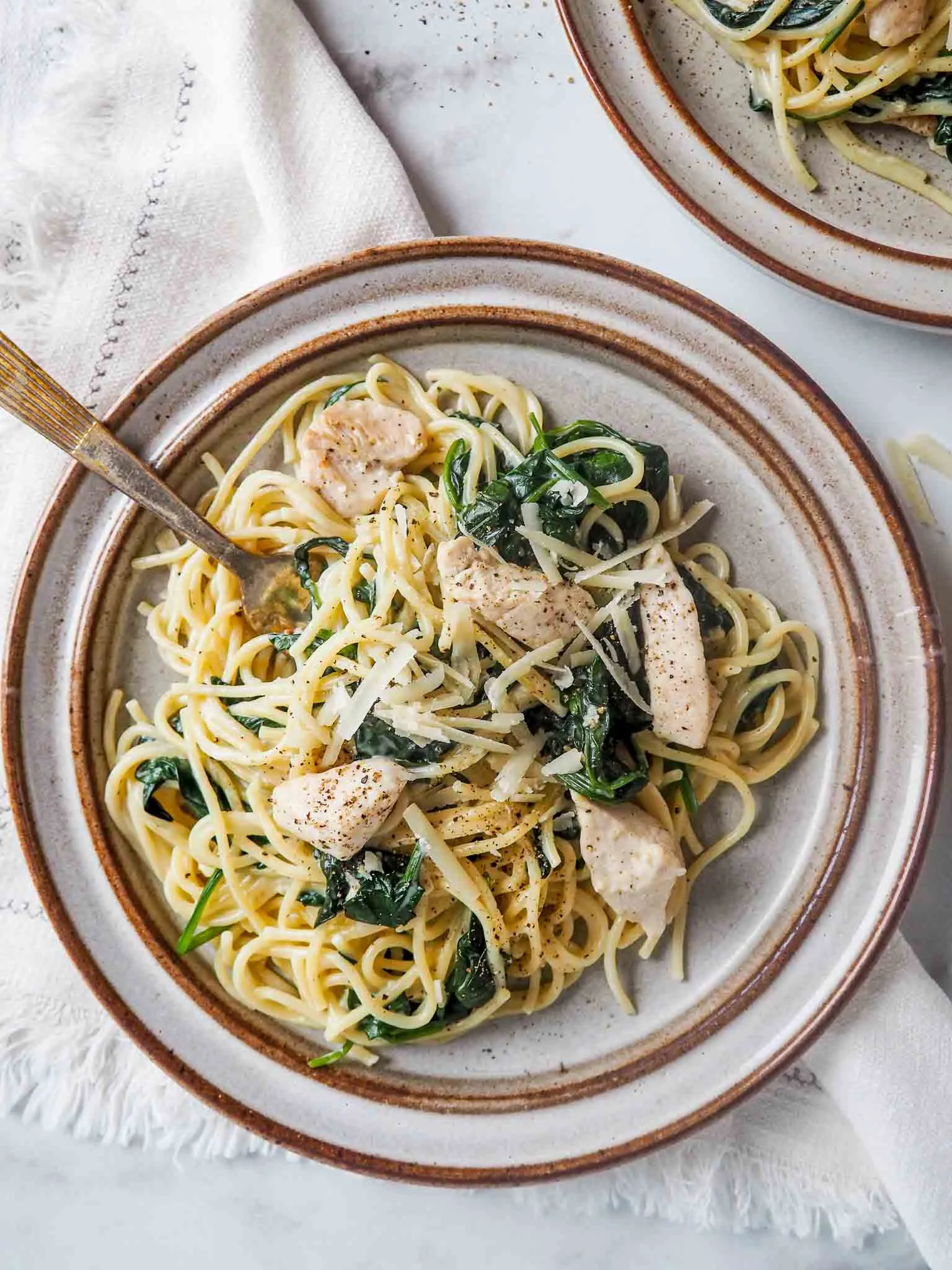 Cremet pasta med kylling og spinat