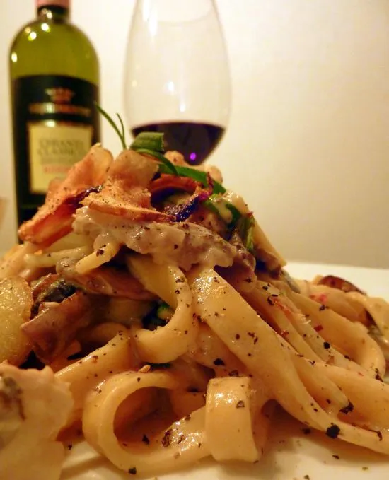 Pasta med helstegt kylling i svampesauce og rodfrugtchips