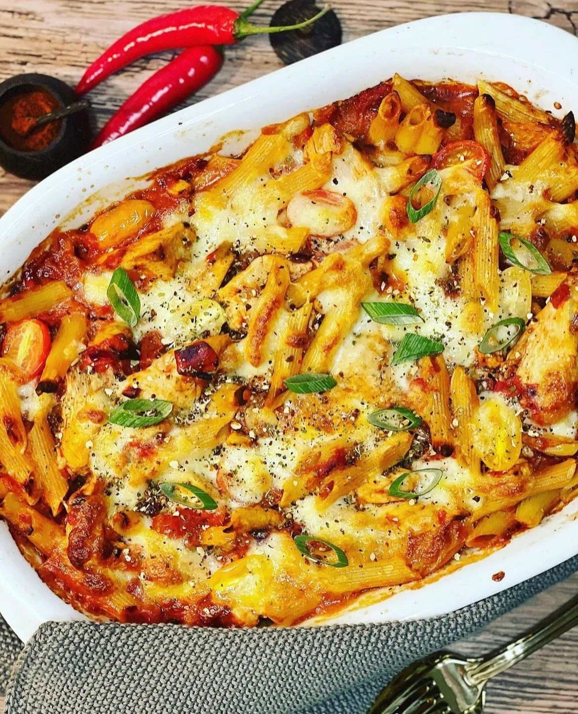 Pasta og kylling i fad med smeltet mozzarella