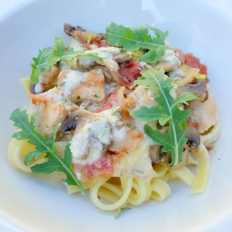Cremet pasta med kylling, bacon og parmesan