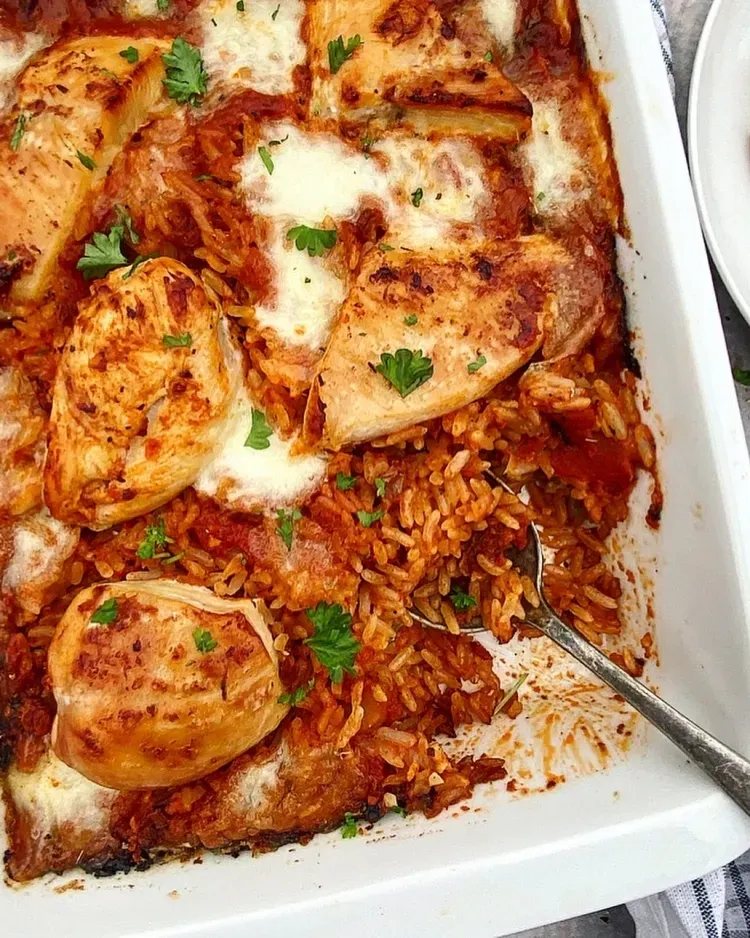 Ris og kylling i fad med tomatsovs og mozzarella