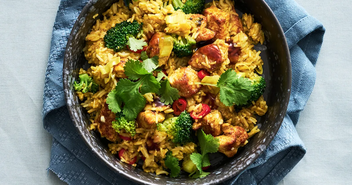 Stegte ris med soja, kylling og broccoli