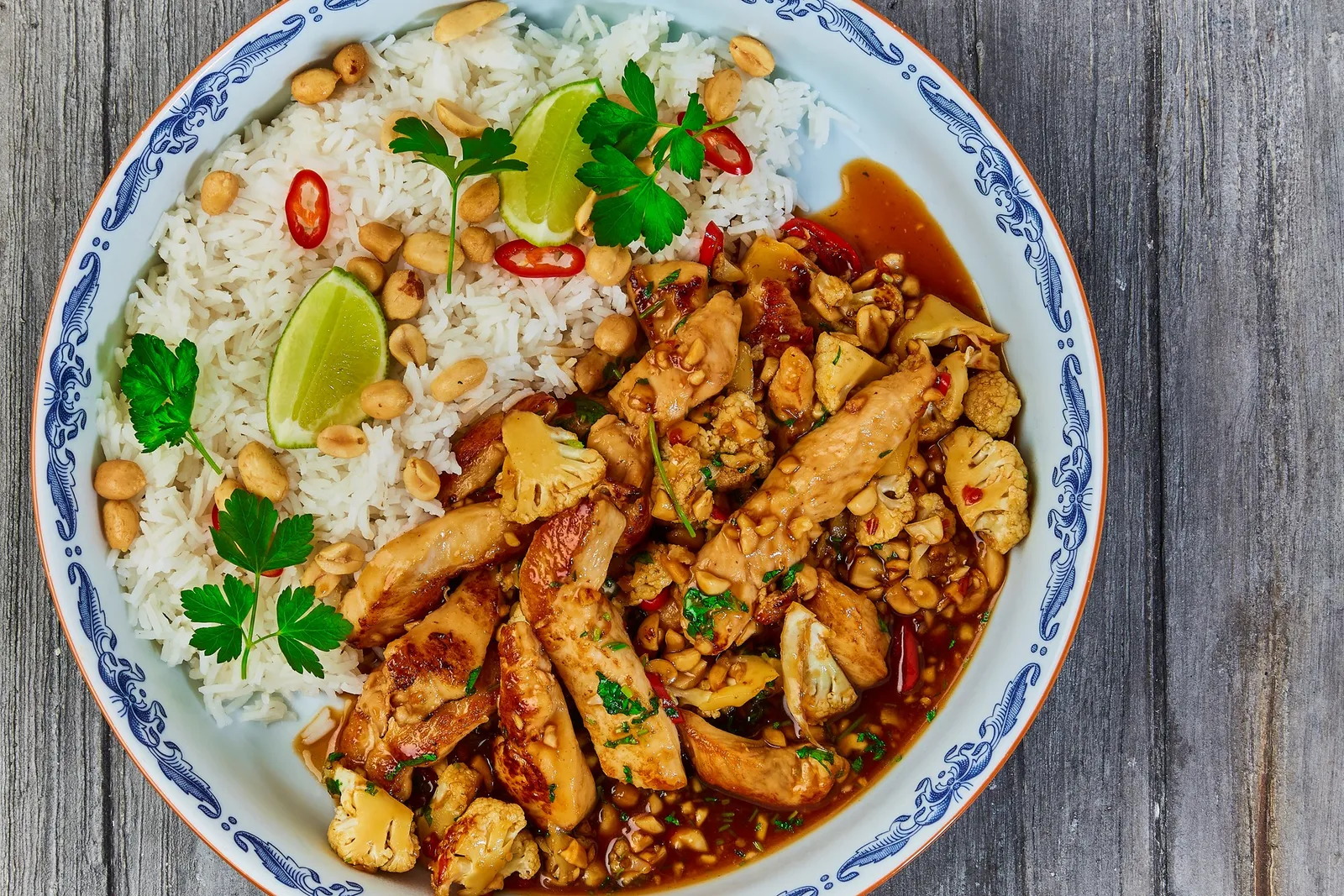 Wokket hopballekylling med blomkål, ris og cashewnødder