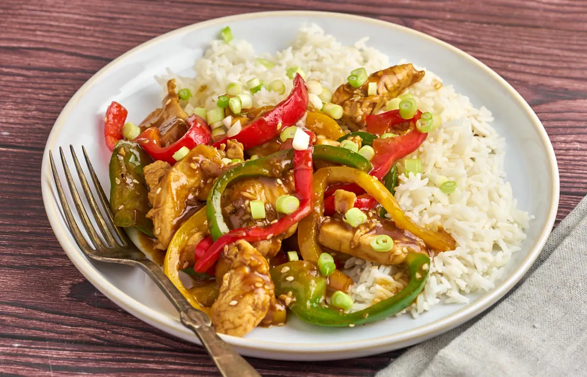 Stir fry med kylling og peberfrugt