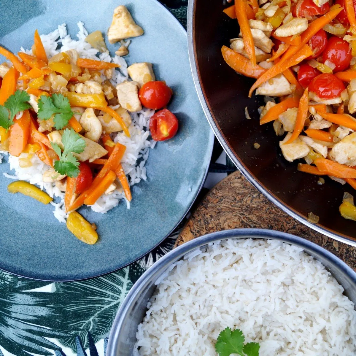 Kylling i wok med mild krydret cremet sauce