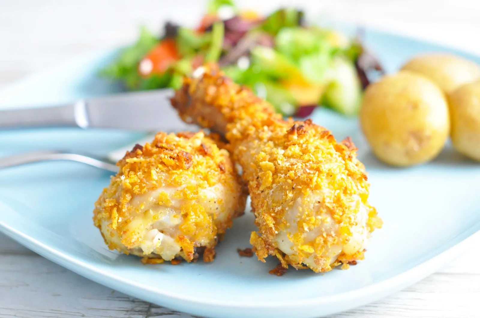 Kyllingelår med cornflakes og salat
