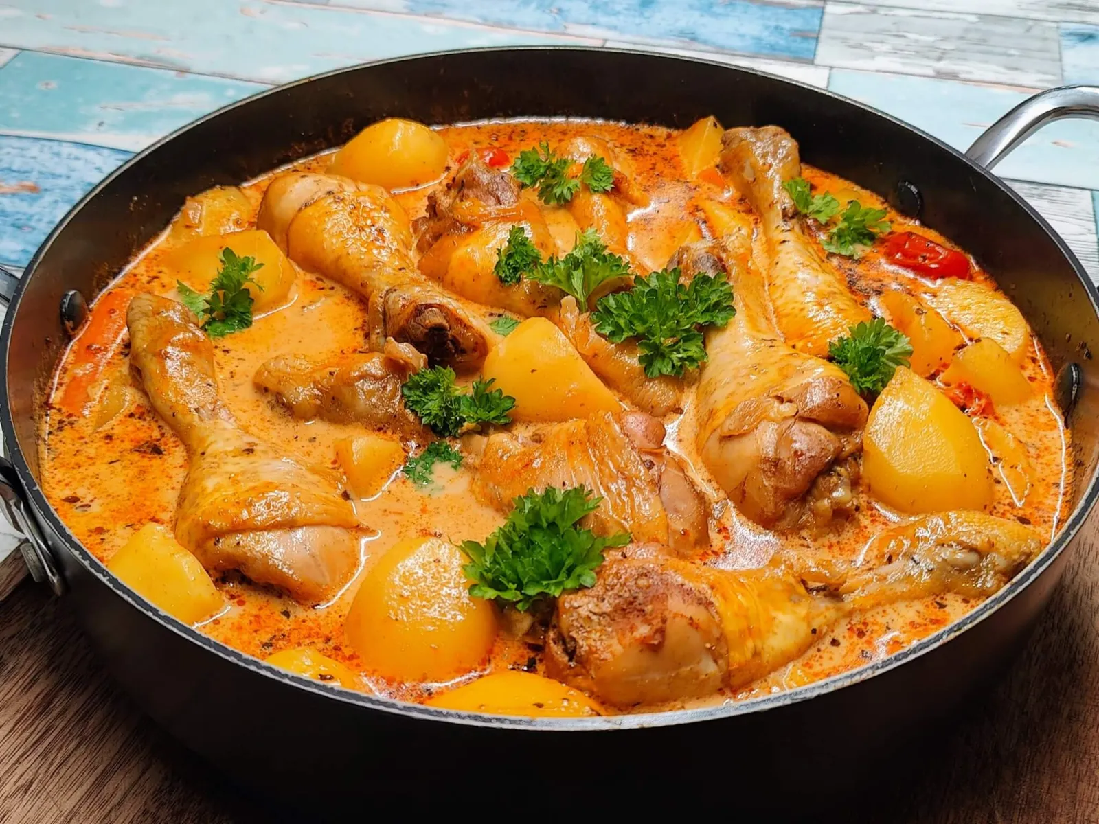 One pot med kyllingelår og kartofler