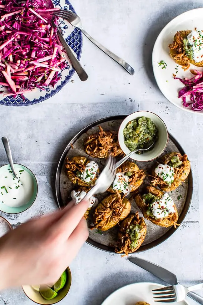 Fyldte kartofler med chipotle pulled pork og grøn relish