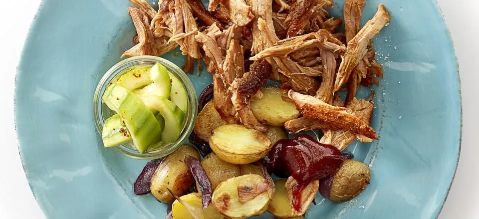 Pulled pork med varme kartofler og syltede agurker