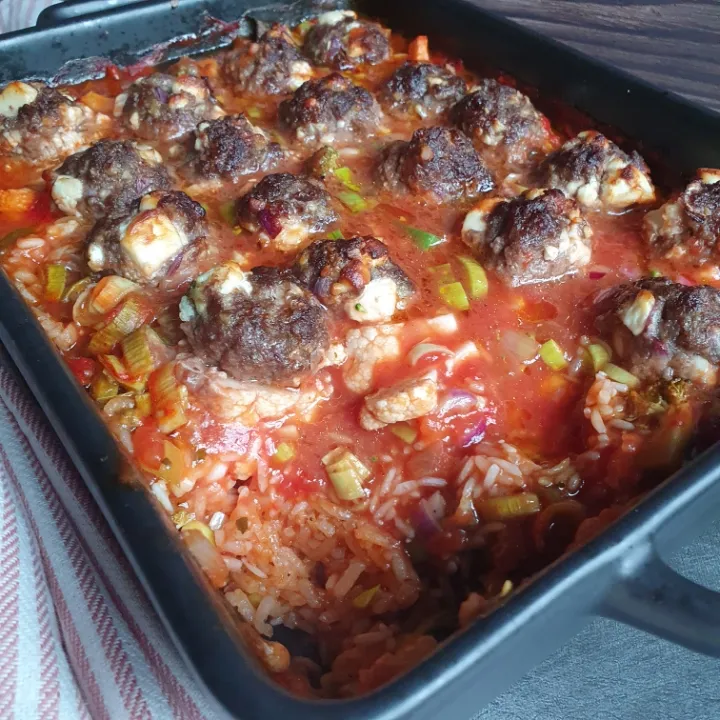 One pot ret med ris, tomatsovs og kødboller