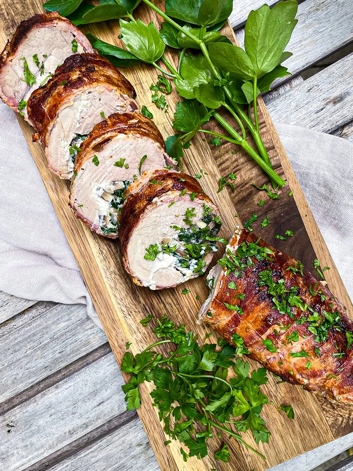 Fyldt svinemørbrad med svampe, spinat og ricotta