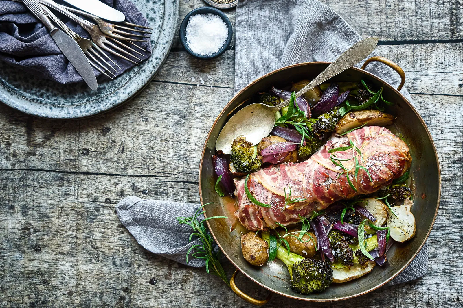 Bagt svinemørbrad med pancetta og bagte grøntsager