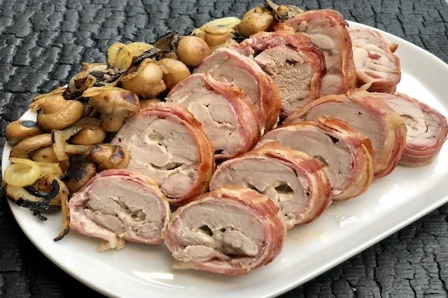 Fyldt svinemørbrad i baconsvøb