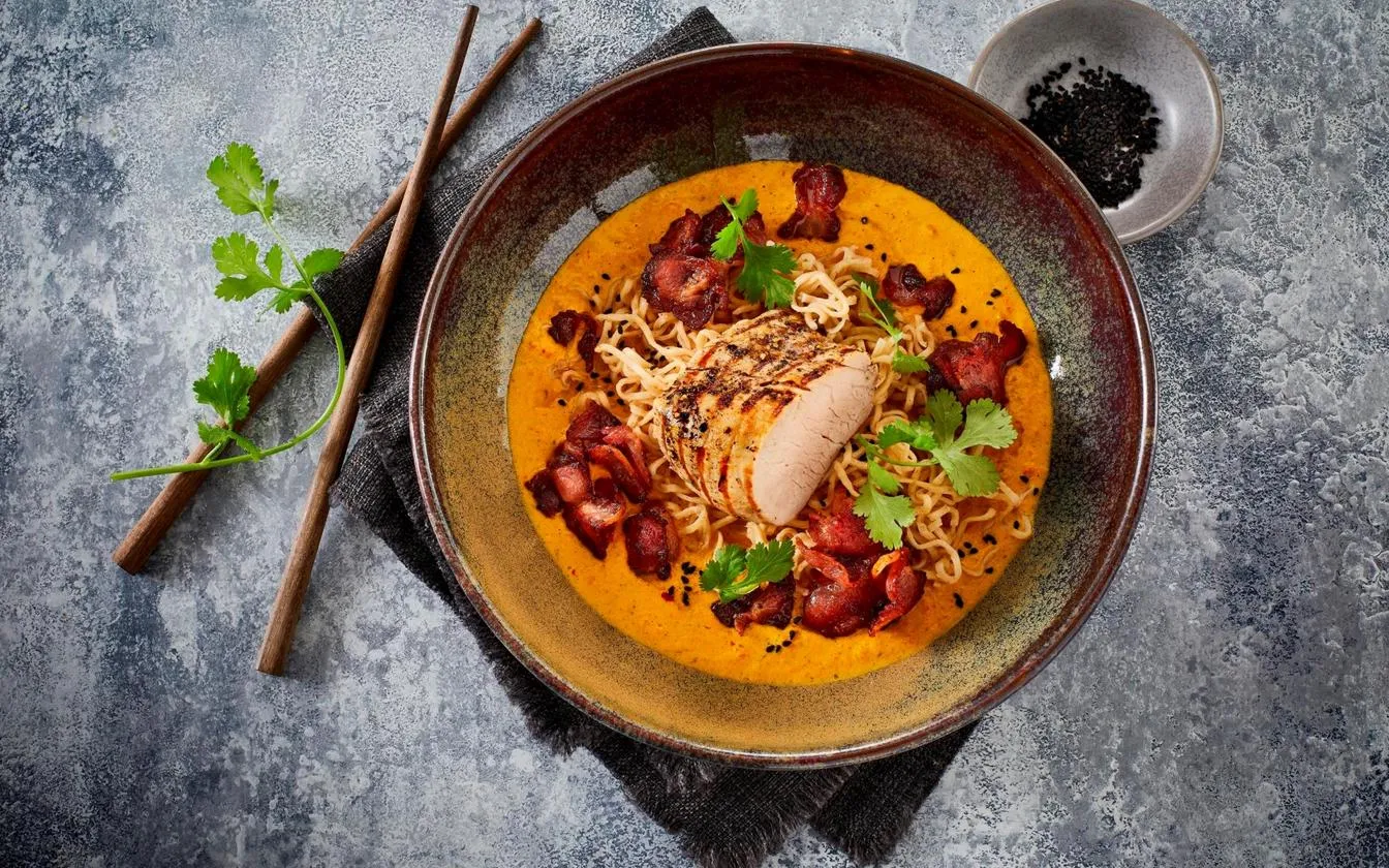 Mørbrad af gris med nudler, bacon og karrysauce