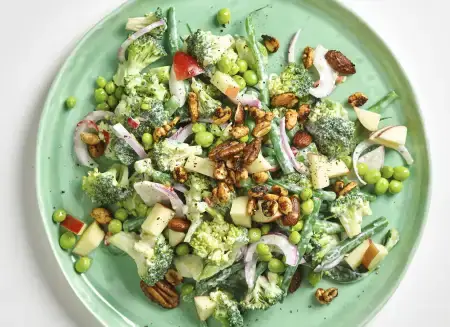 Salat med broccoli, bønner, nødder og dressing