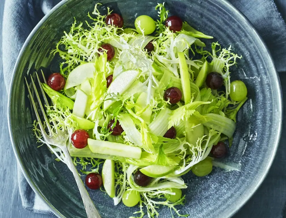 Sprød salat med æble, bladselleri og vindruer
