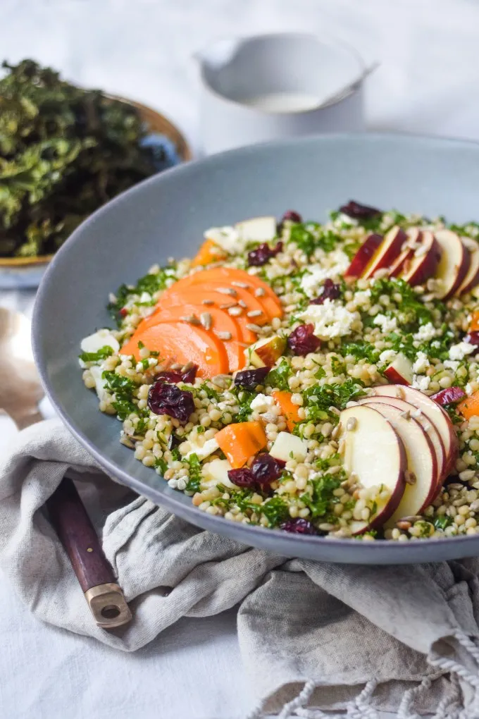 Perlecouscous salat med grønkål, æble og kaki