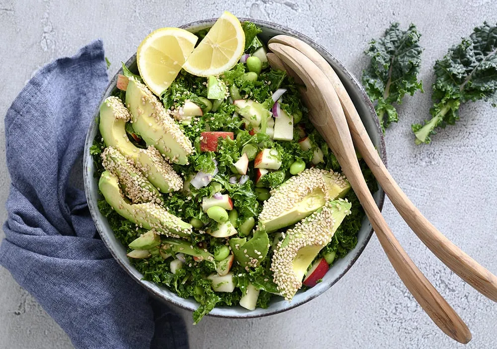 Fyldig salat med grønkål, avocado og edamamebønner