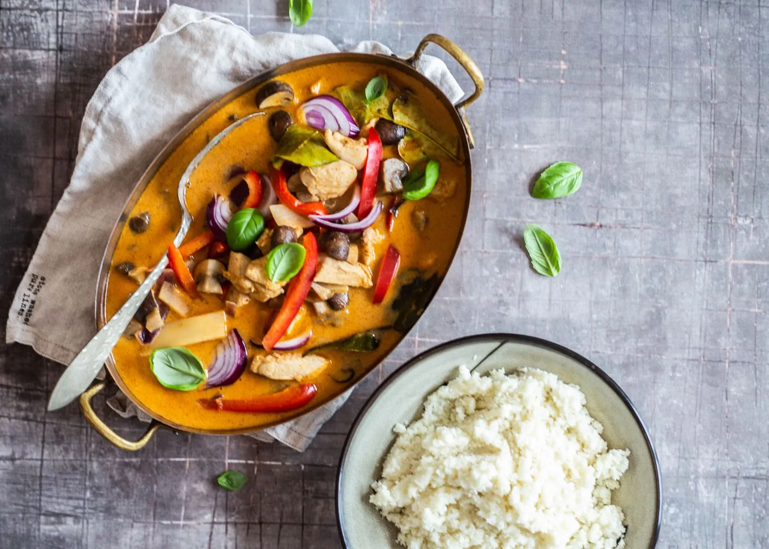 Panang curry med kylling og blomkålsris